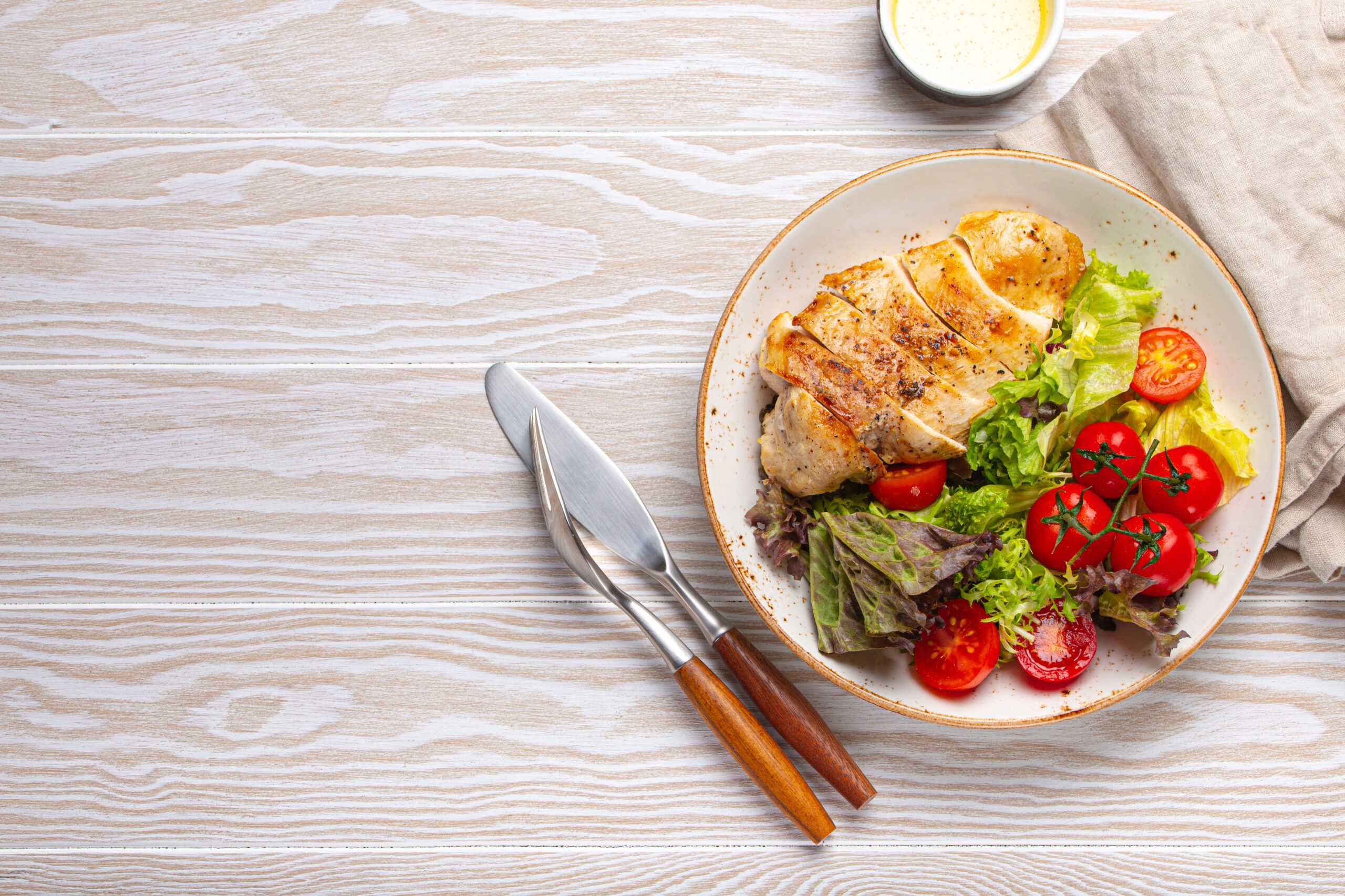 Chicken with green salad.